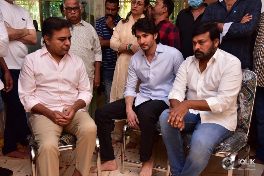 Celebrities-pay-homage-to-superstar-Krishna